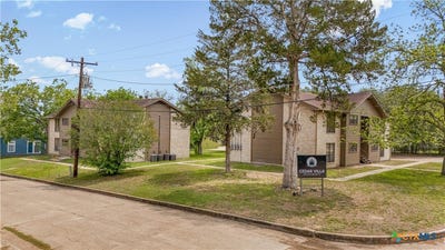 /international/us/603-e-gonzales-and-201-pecan-st-yoakum-tx-110107809028/