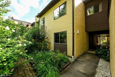/international/us/879-hampton-ridge-drive-akron-oh-110120554265/