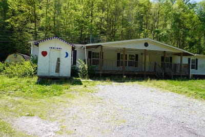/international/us/3142-buffalo-creek-road-accoville-wv-110108707821/