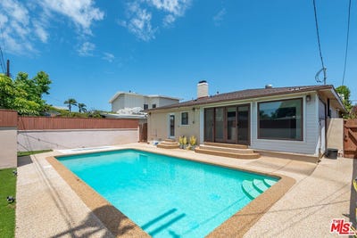 /international/us/7424-w-81st-st-los-angeles-ca-110108351840/
