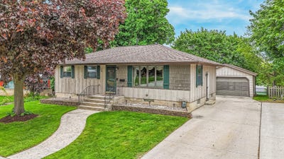 /international/us/2016-monroe-street-new-holstein-wi-110108295610/