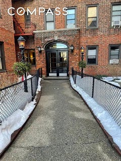 /international/us/44-14-newtown-road-queens-ny-110105424974/