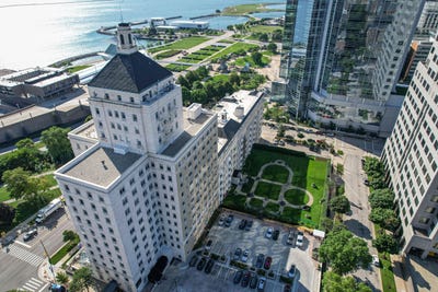 /international/us/777-n-prospect-ave-milwaukee-wi-110108580228/