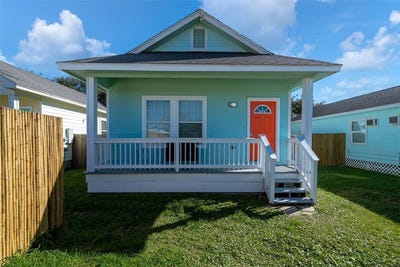 /international/us/609-w-liberty-street-rockport-tx-110106308523/