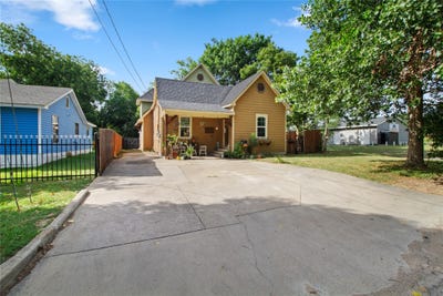 /international/us/105-e-linden-street-ennis-tx-110109186876/