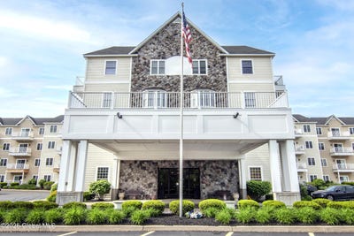 /international/us/8-wall-street-clifton-park-ny-110100131243/