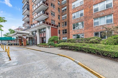 /international/us/70-20-108th-street-forest-hills-ny-110104194269/