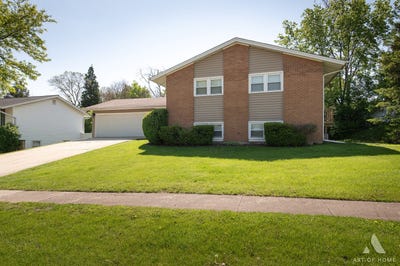 /international/us/6425-clark-drive-woodridge-il-110107962158/