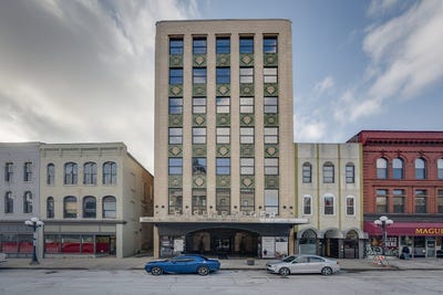 /international/us/212-n-center-street-bloomington-il-110105704616/