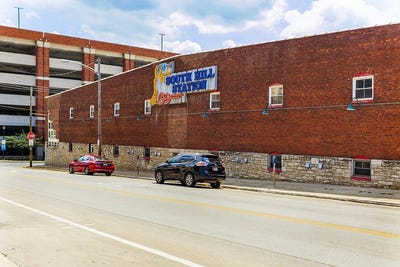 /international/us/585-s-upper-street-lexington-ky-110107830221/
