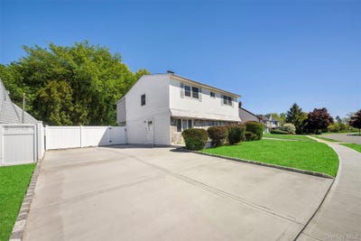 /international/us/13-squirrel-lane-levittown-ny-110107984170/