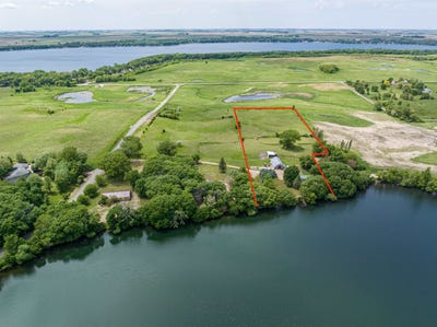 /international/us/2226-165th-street-spirit-lake-ia-110099643804/