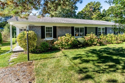 /international/us/31-katharyn-michael-road-yarmouth-port-ma-110120418208/