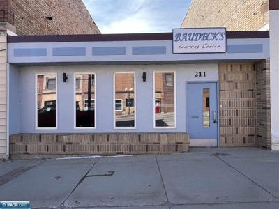 /international/us/211-w-lake-street-chisholm-mn-110097790242/