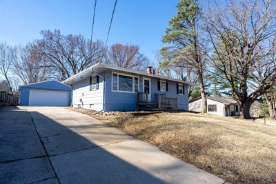 /international/us/4563-fairview-drive-pleasant-hill-ia-110106558090/