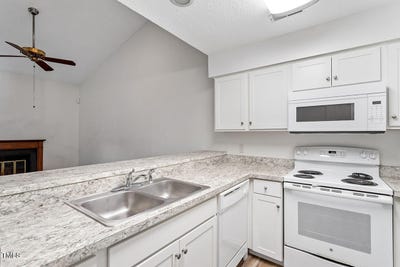 /international/us/14-stone-village-court-durham-nc-110095712164/