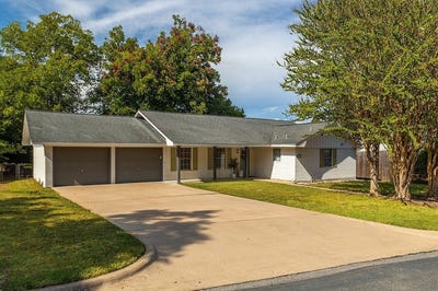 /international/us/802-spinn-street-brenham-tx-110110318271/