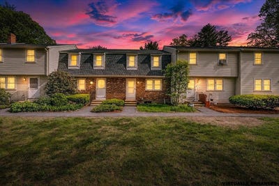 /international/us/20-olde-country-village-londonderry-nh-110108492807/