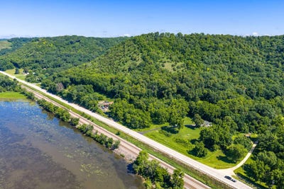 /international/us/great-river-road-ferryville-wi-110109012765/