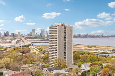 /international/us/2525-s-shore-dr-milwaukee-wi-110107869460/