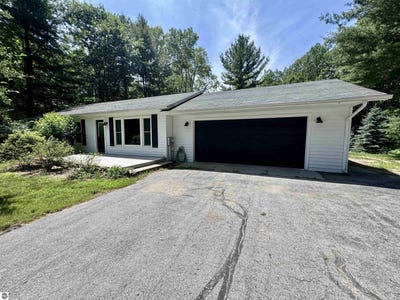 /international/us/4283-bartlett-road-williamsburg-mi-110100848323/?lang=en