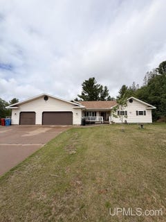 /international/us/250-copper-street-ishpeming-mi-110108800171/