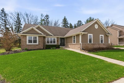/international/us/2947-south-gate-dr-hartford-wi-110107693197/