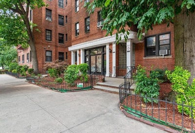 /international/us/100-10-67th-rd-forest-hills-ny-110108343615/