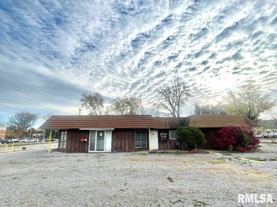 /international/us/803-e-broadway-street-centralia-il-110094219959/
