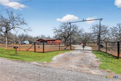 /international/us/1298-county-road-425-stockdale-tx-110106102671/