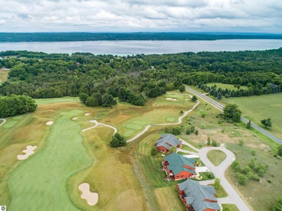 /international/us/31-and-32-old-orchard-trail-kewadin-mi-110101435643/?lang=fr
