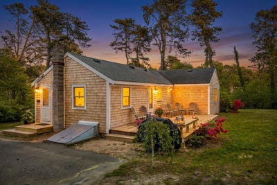 /international/us/15-barker-street-wellfleet-ma-110108356805/