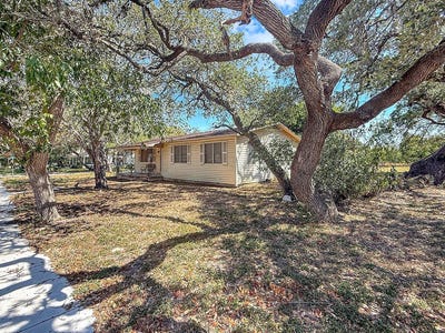 /international/us/416-north-penn-street-flatonia-tx-110110356182/