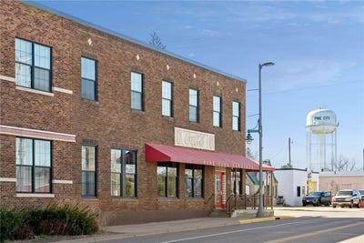 /international/us/30-main-street-s-pine-city-mn-110107690908/
