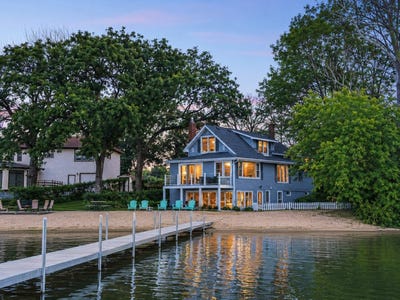 /international/us/319-lake-street-s-forest-lake-mn-110108030073/