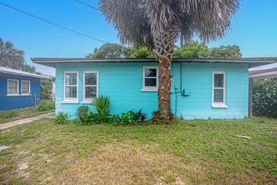 /international/us/117-christmas-tree-lane-panama-city-beach-fl-110108364286/