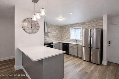 /international/us/14-middle-village-way-tannersville-pa-110108609530/