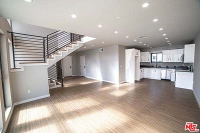 /international/us/9904-laurel-canyon-blvd-pacoima-ca-110108610576/