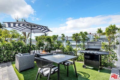 /international/us/7076-park-manor-north-hollywood-ca-110105520629/
