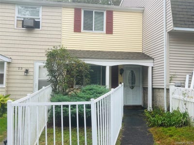 /international/us/24-wooded-way-calverton-ny-110102624059/