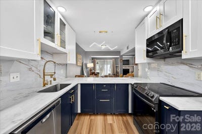 /international/us/8007-horse-chestnut-lane-charlotte-nc-110107385599/