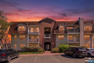 /international/us/400-crown-court-edgewater-nj-110107316346/