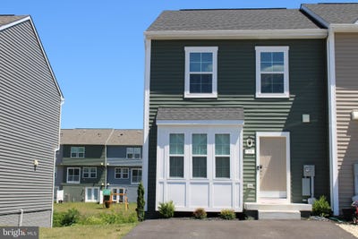 /international/us/33-scrub-pine-court-bunker-hill-wv-110108900996/