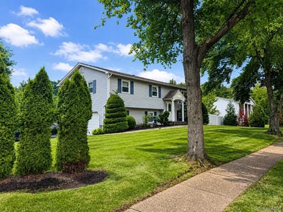 /international/us/12-spur-drive-nanuet-ny-110109320119/