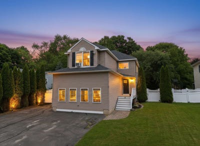 /international/us/12-lamprey-street-newmarket-nh-110109011545/