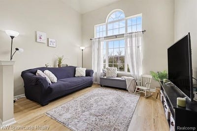 /international/us/9519-lakeside-drive-ypsilanti-twp-mi-110107833967/