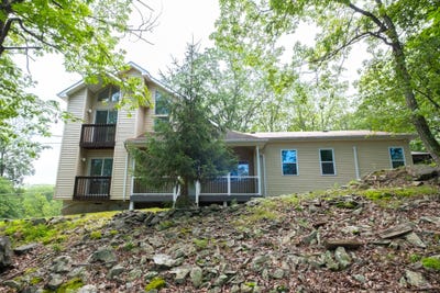 /international/us/5104-lake-drive-east-stroudsburg-pa-110100878614/