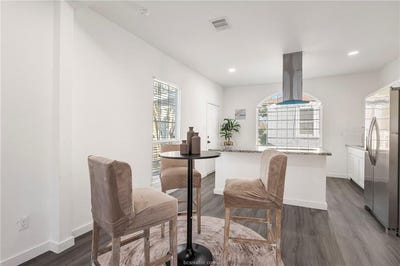 /international/us/906-e-washington-avenue-navasota-tx-110106490977/