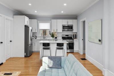 /international/us/14-everett-st-medford-ma-110108437704/