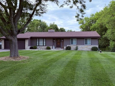 /international/us/19330-w-hillcrest-dr-new-berlin-wi-110100511292/